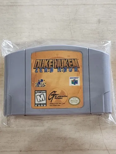 Impeça uma invasão alienígena viajando em varios periodos do tempo com Duke Nukem 
