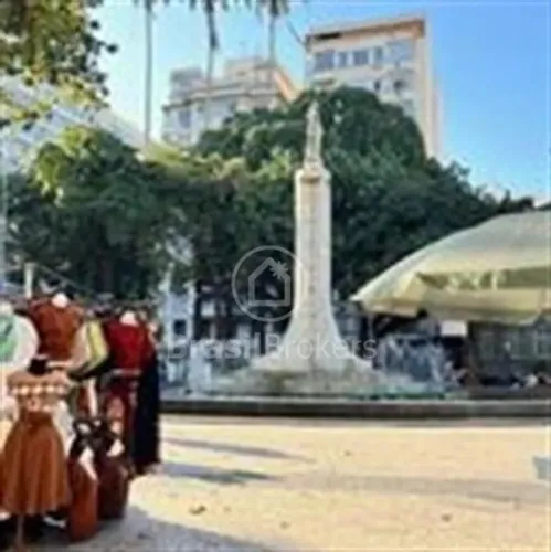 Ampla sala comercial na frente do metro do Largo do Machado