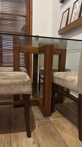 Mesa com pés de madeira e tampa de vidro