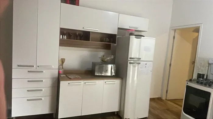 Armário de cozinha e geladeira