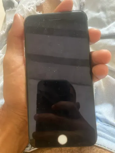 To com um cell phone 8 plus mas ele fica desligando