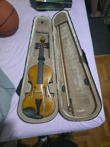 Violino 4/4 da marca Dominante (com Estojo, Arco e Breu) faltando uma corda