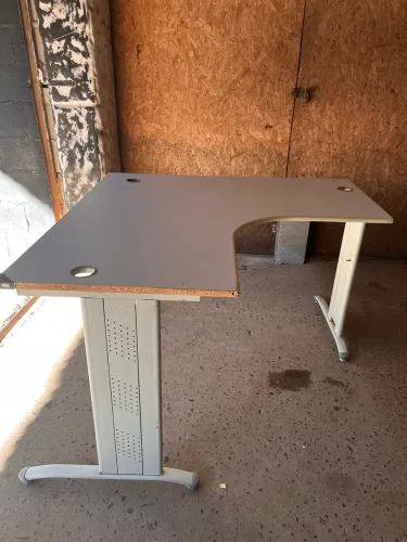 Mesa de escritório em L