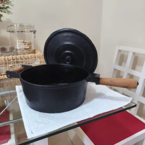 Panela/caçarola Ferro Fundido 24cm 4L Cabo de madeira com Tampa