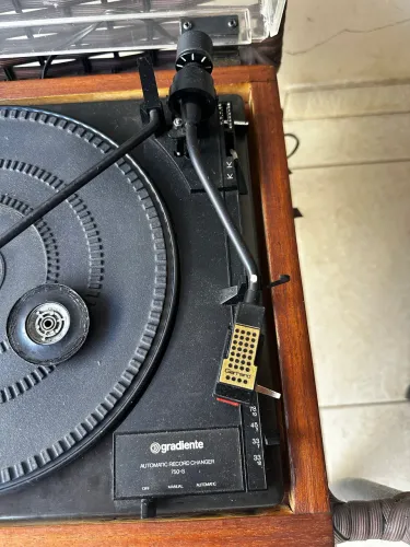 Toca discos Gradiente Garrard 750 s
