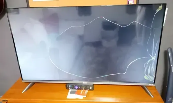TV Philco 70" PTV70G2SGSGB - Tela trincada - Para conserto ou peças