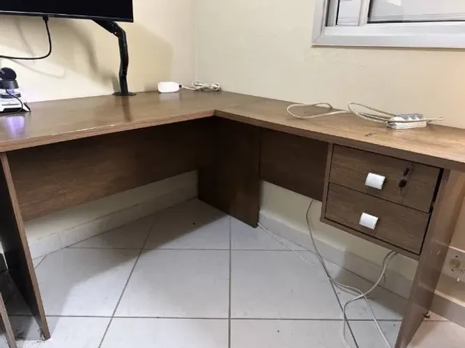 Mesa de escritório em L com 2 gavetas