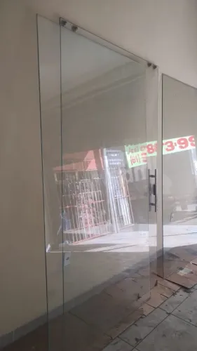 Porta blindex e balcões