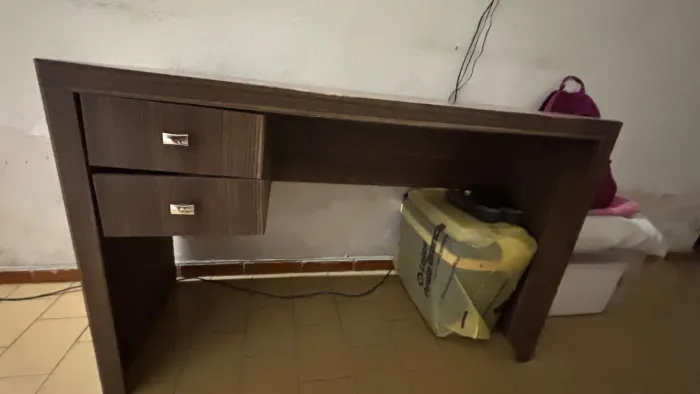 Escrivaninha com gavetas funcionando normal, em bom estado, com algumas avarias