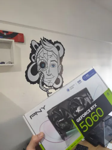 placa de vídeo monstrinha! Rtx 5060 nova!
