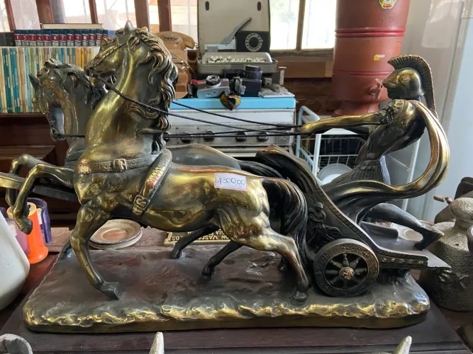 Escultura Biga Romana Com Gladiador E Cavalos - Estilo Bronze Antigo