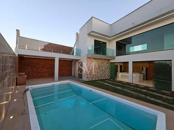 Viva com luxo e conforto no Condomínio Vale dos Ipês: casa de alto padrão com 5 quartos e