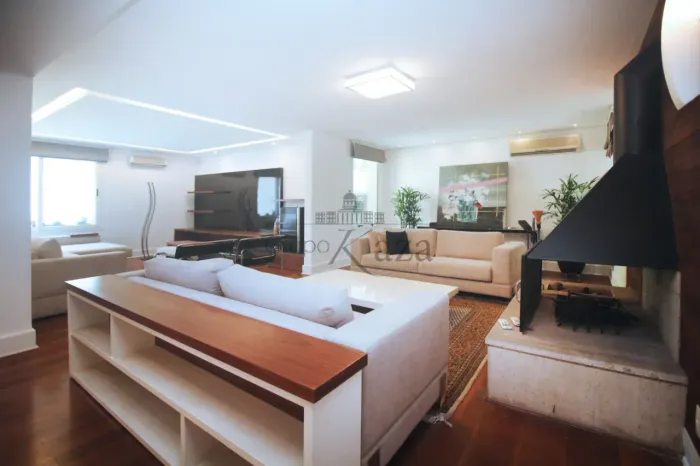 Casa Padrão - Alto de Pinheiros - 5 Dormitórios - 400m².