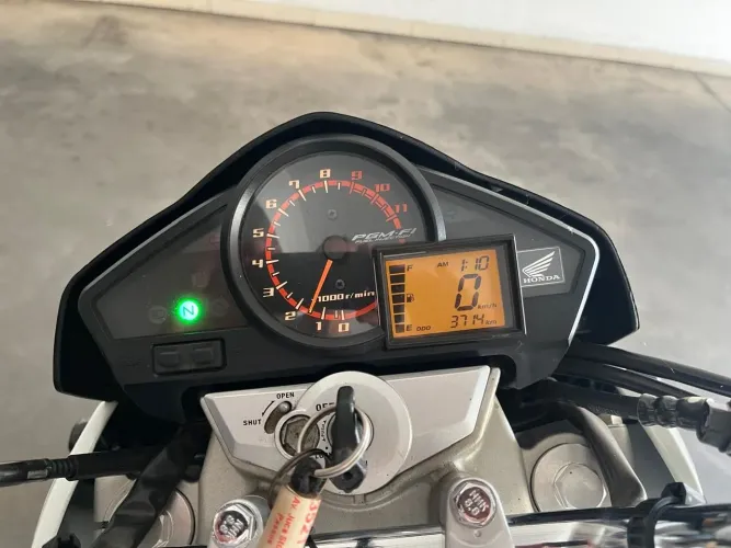 Vendo cb 300 edição especial 