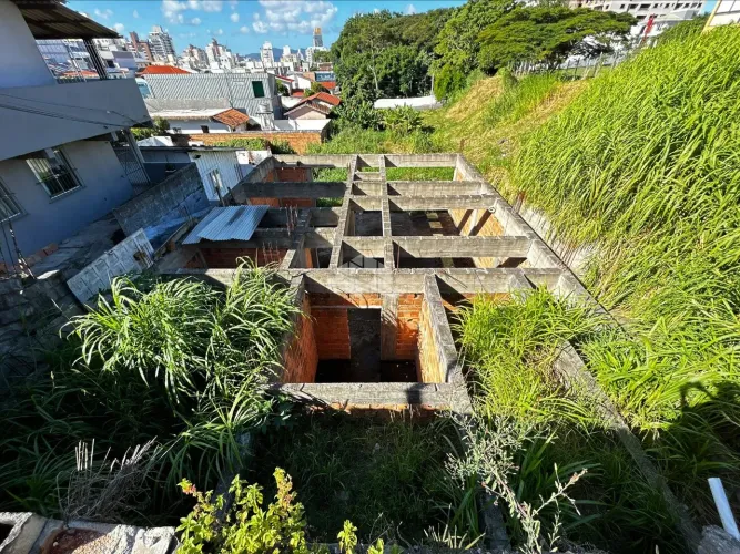 TERRENO COM 200 METROS PRIVATIVOS EM LOCALIZAÇÃO ESTRATÉGICA NO ESTREITO FLORIANÓPOLIS