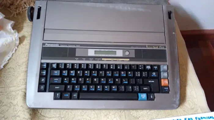 Maquina para datilografia Panasonic Electronic Typewriter R540 muito antiga em bom estado
