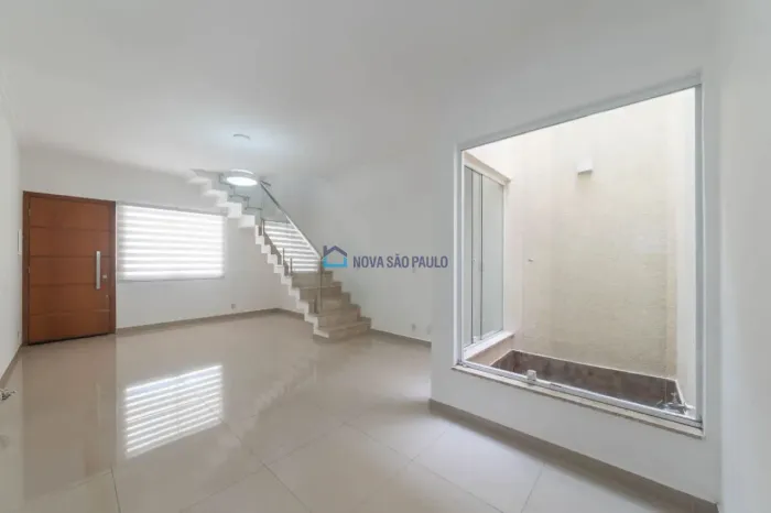 Casa de vila à venda na Vila Gumercindo com 3 quartos e 2 vagas de garagem.