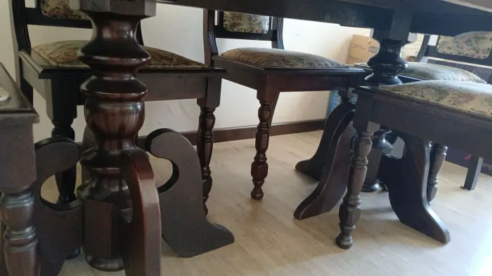 Vendo mesa de madeira com 6 cadeiras
