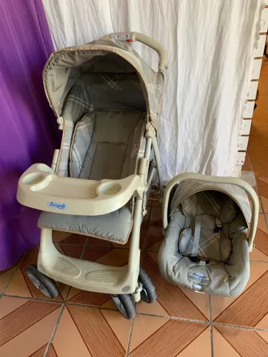 Carrinho com bebê conforto burigotto