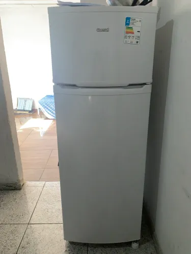 Geladeira com poucos meses de uso (nova)