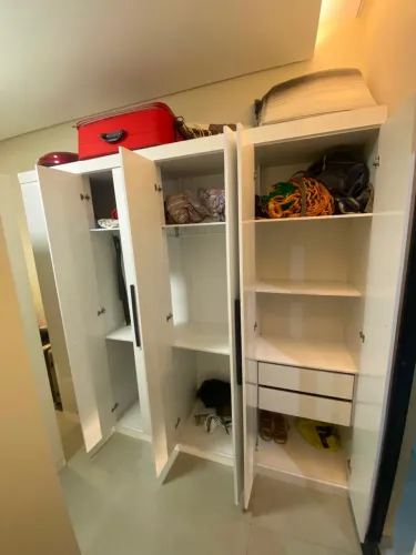 Guarda-Roupa casal grande - 8 portas - Branco com Puxadores preto