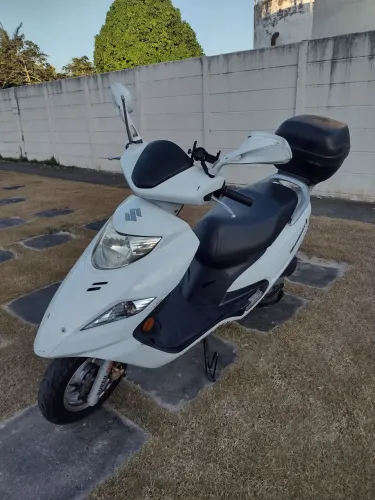 Vendo Suzuki Burgman 125i 2017/2018 branca