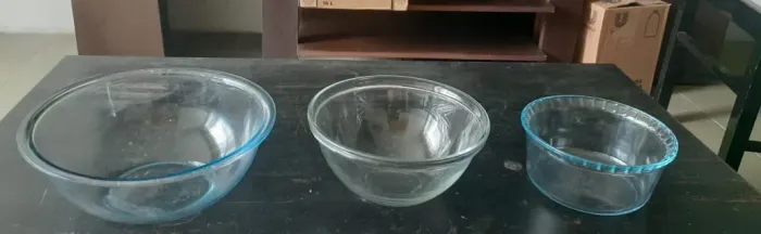 Conjunto de tigelas de vidro redondas.
