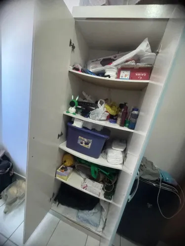 Guarda roupa usado, com algumas avarias duas portas. Ótimo para livros sapatos?