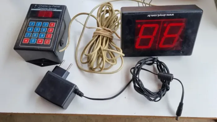 Painel de Senha Eletrônico Droyd - Kit Completo (Com Fio)