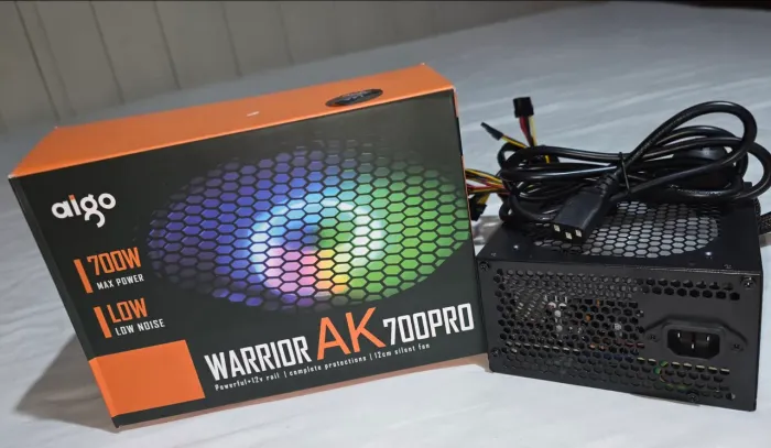 Fonte Aigo Warrior AK700 Pro 700W Bivolt para PC 