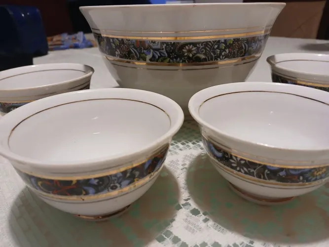 Vendo jogo de porcelana ideal para colecionadores e apreciadores de antiguidades. 