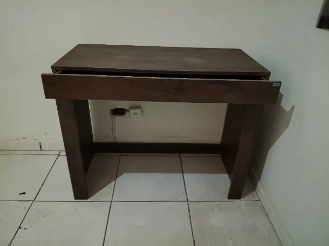 Escrivaninha de quarto com gaveta