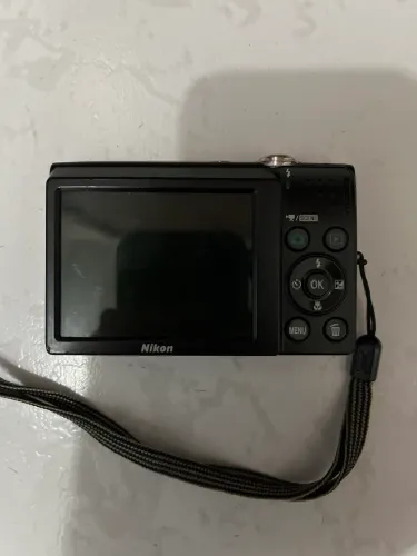 CÂMERA FOTOGRÁFICA NIKON ROSA COM CARREGADOR (antiga, funcionando perfeitamente)