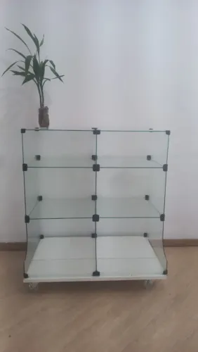Balcão de Vidro com Rodinhas