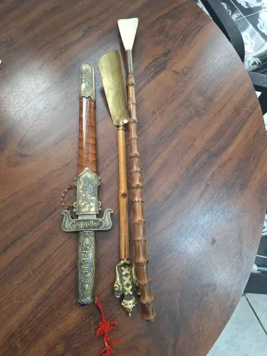 2 calçadeiras antigas e uma espada oriental