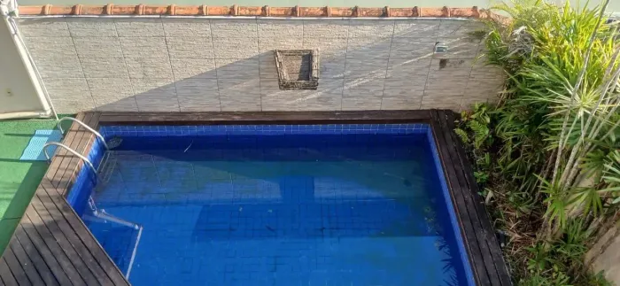 BS IMOVEIS VENDE! Linda e confortável casa duplex COM PISCINA CASCATA em bairro residenci