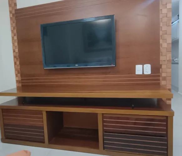 Lindo Rack com painel todo em Madeira