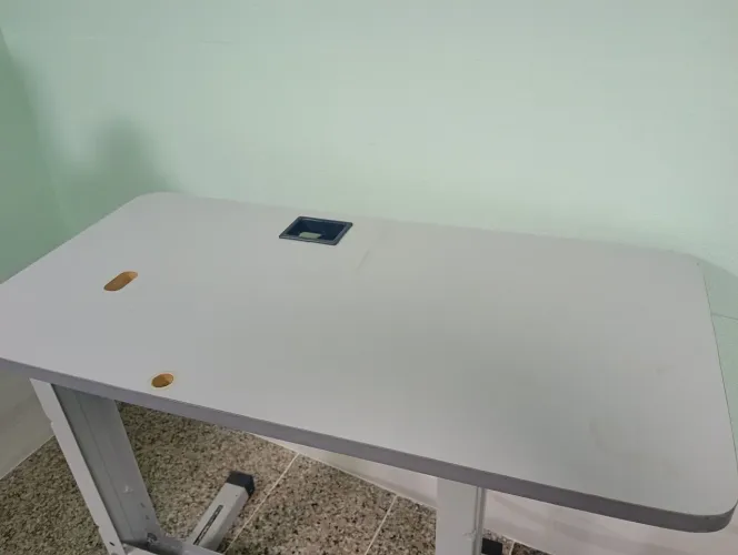 Duas mesas para máquina costura domésticas completas, com gavetas e uma para overloque