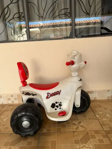 Moto elétrica de brinquedo