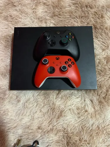     Xbox One X 1TB + 2 Controles 