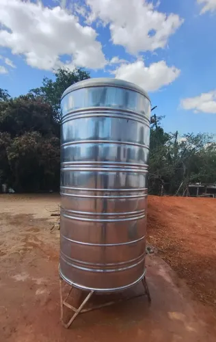 Caixa d'água / Reservatório Inox 2000L Vertical com Suporte e Registros *Usado