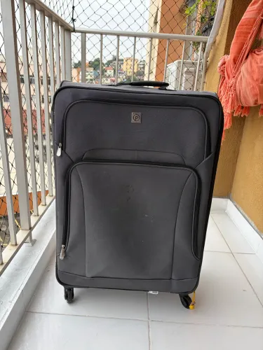 Vendo uma mala usada somente uma vez, em perfeito estado.