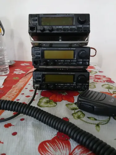 3Rádio icom-ic2000