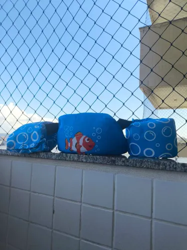 Colete com bóia de braço infantil