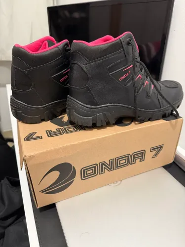 Bota coturno feminino de motoqueira 