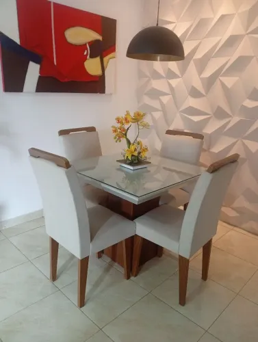 Mesa de jantar com 4 cadeiras e tampo de vidro
