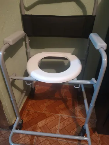 Cadeira de banho geriátrica semi nova