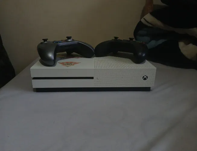 Xbox One S 1tb com dois controles com defeito