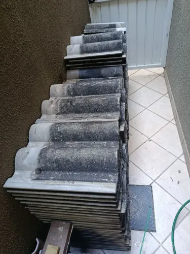 Vendo 170 telhas usadas de concreto, R$400,00. Retirar no Uberaba 