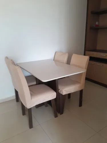 Mesa de jantar com 4 cadeiras em excelente estado, 2 anos de uso . Tampo de vidro.